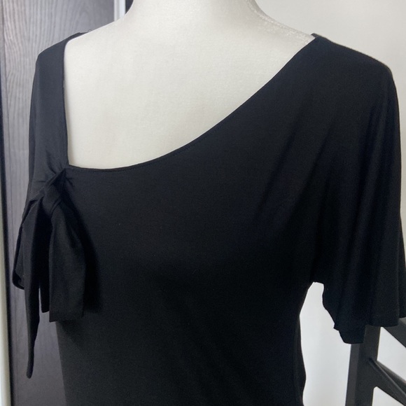 Flattering WHBM flutter sleeve blouse with bow accent - Picture 4 of 5